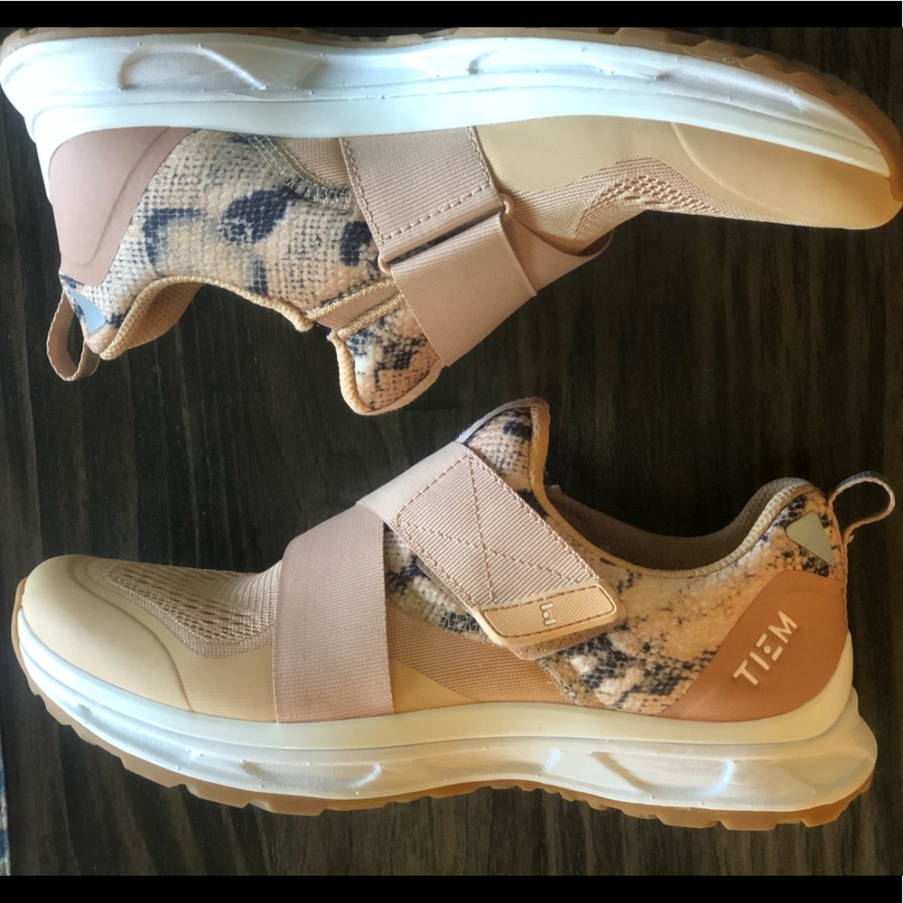 Tiem cycling shoes-with spd cleats  (size 8)